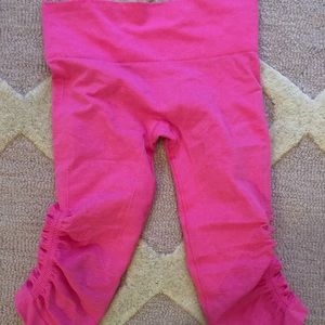 Lululemon EUC pink crops! 🙌🏻🙌🏻
